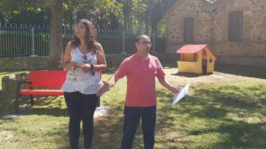 Los ediles Sandra Veleda y Fernando Marcos en la zona verde.