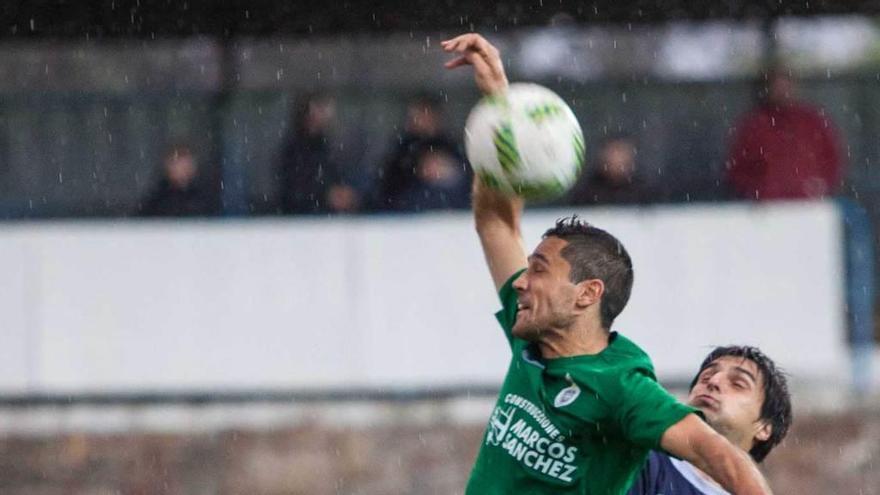 Jairo Cárcaba pelea un balón con Nacho Fernández (Covadonga).