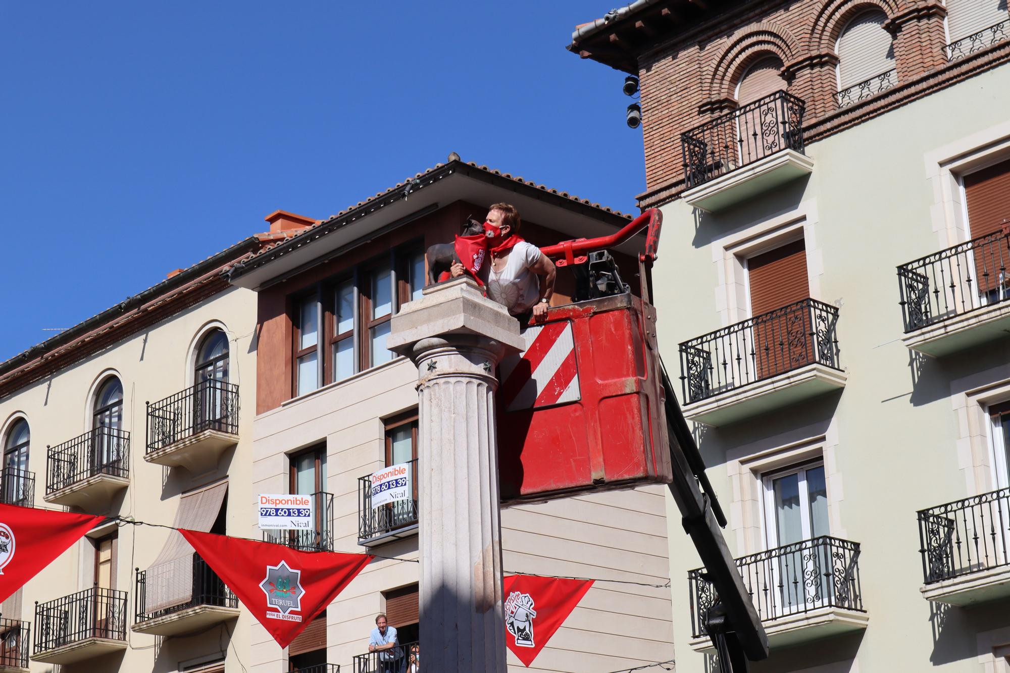 FOTOGALERÍA | La Peña El Agüelo sube en grúa para colocar el pañuelo al Torico de Teruel, en el segundo año sin Fiestas del Ángel