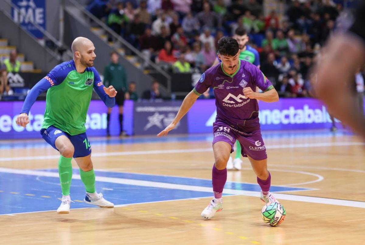 Gordillo conduce el balón ante un rival. | PALMA FUTSAL