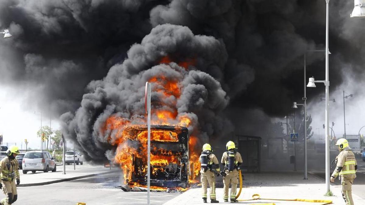 Incendio de un autobús en la Estación Delicias de Zaragoza.