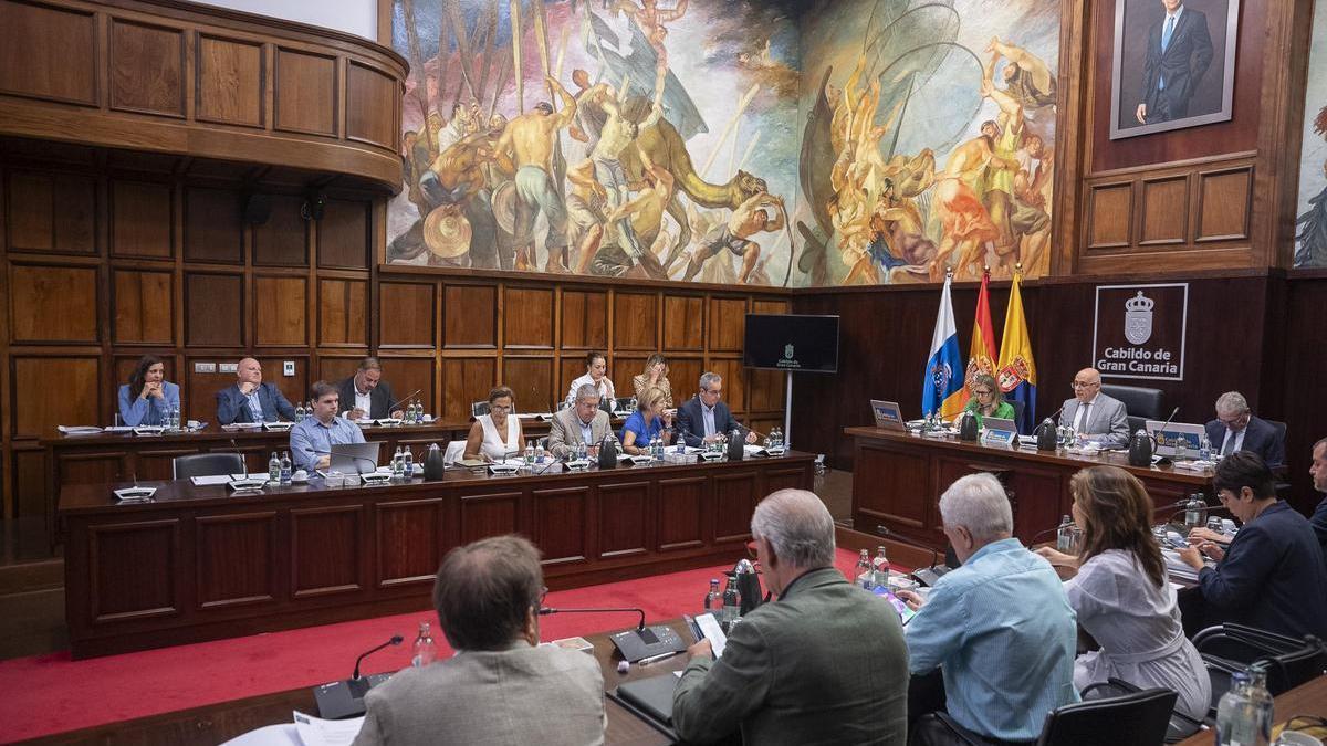 Los consejeros de los tres grupos de la oposición, al fondo, durante un Pleno del Cabildo.