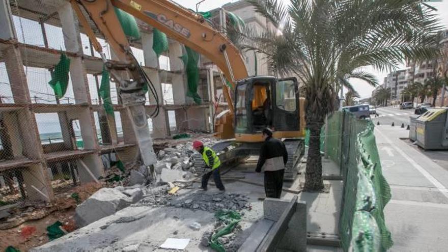 Trabajos en el perímetro del hotel de Arenales del Sol para retirar las cimentaciones que soportaban la estructura metálica que sujetaba las lonas.