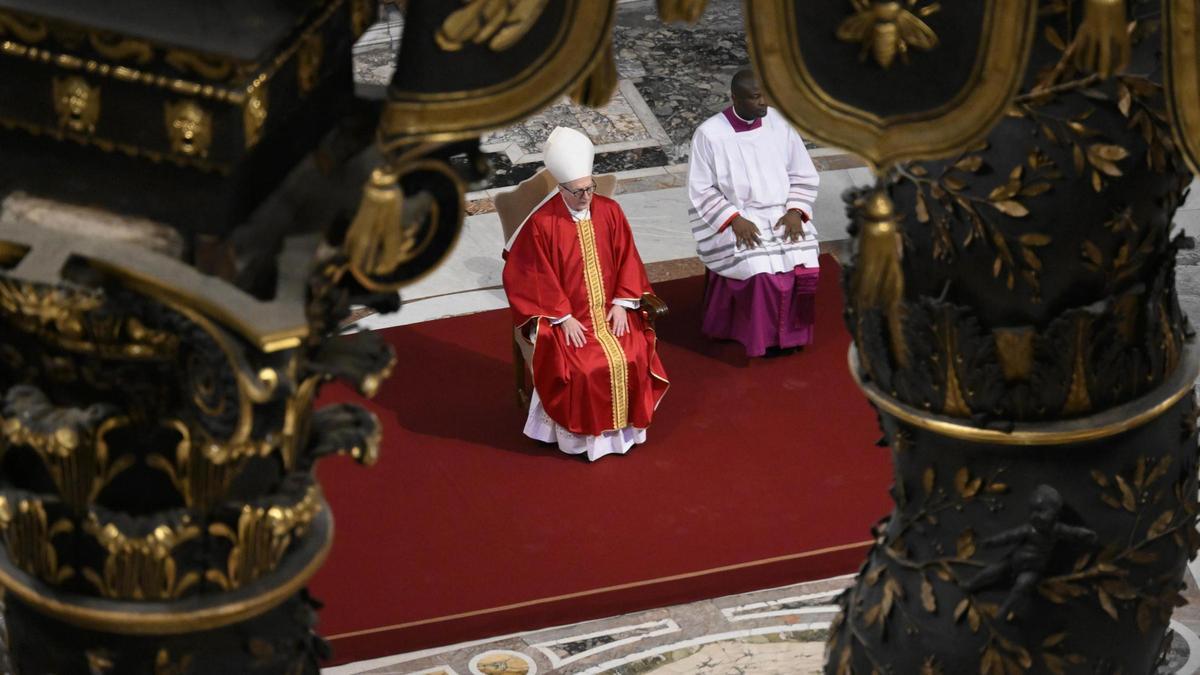 El papa pide en la Vigilia traer esperanza mientras soplan "tantos vientos de muerte".