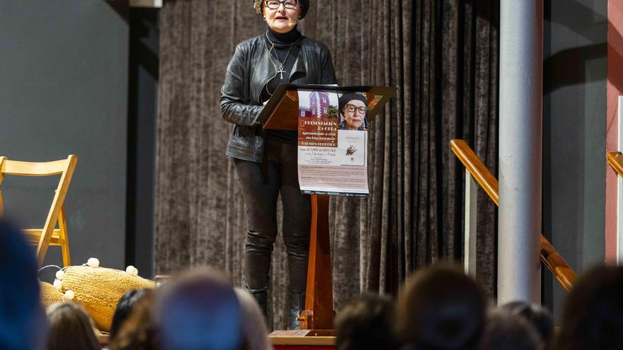 Presentación do primeiro poemario da pintora Carmen Torreiro en Oleiros