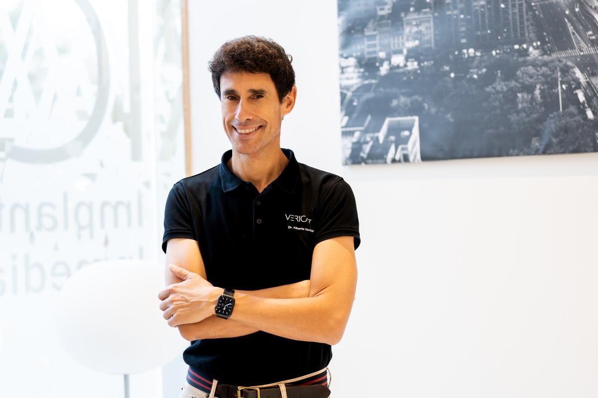 El Dr. Alberto Vericat es especialista en implantes dentales.