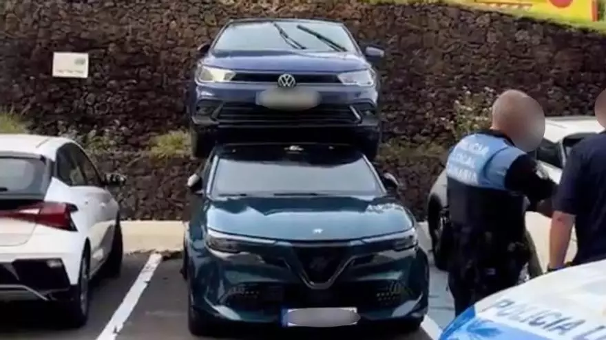 Un coche acaba encima de otro en un aparcamiento de Tenerife