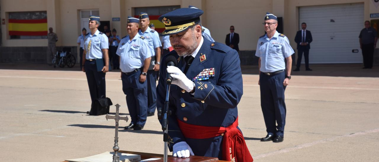 Francisco Javier Vidal da su primer discurso como jefe del Mando Áereo de Canarias en su acto de toma de posesión celebrado ayer en la Base Aérea de Gando junto a Javier Salto Martínez-Avia.