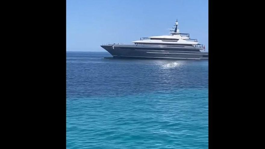 Vídeo: El superyate de lujo &#039;Attila&#039;, encallado en Formentera
