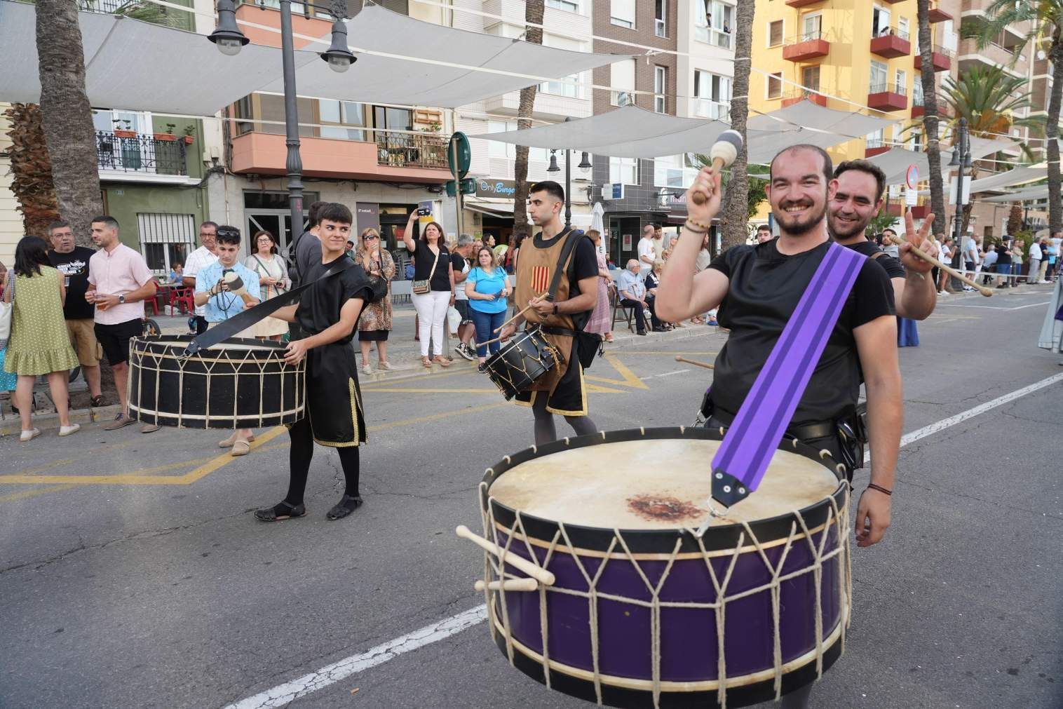 El Grau da inicio a las fiestas de Sant Pere con pólvora, bous y música