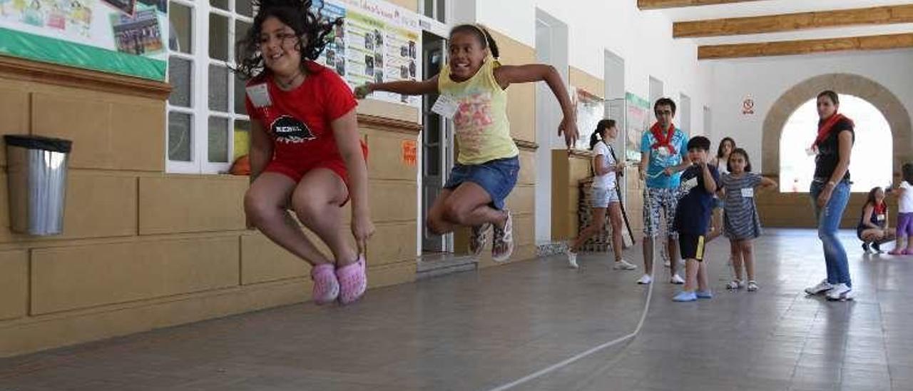 Grupo de niños saltando a la comba en el C.U. del 2015. // Jesús Regal