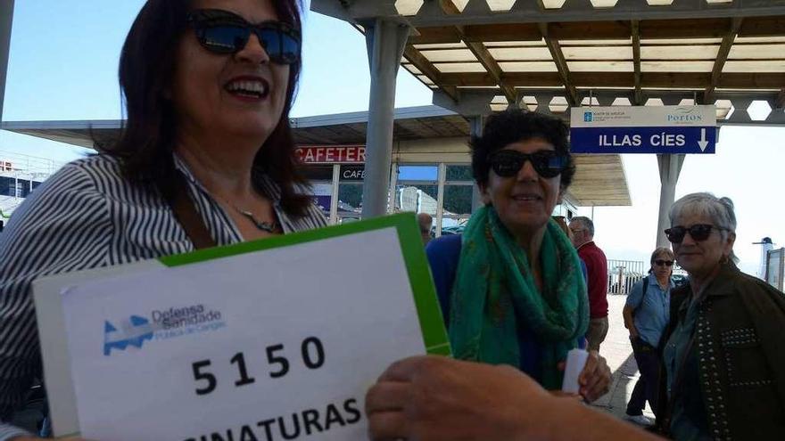 Representantes de la Plataforma, con más de 5.000 firmas de apoyo a sus demandas. // G.Núñez