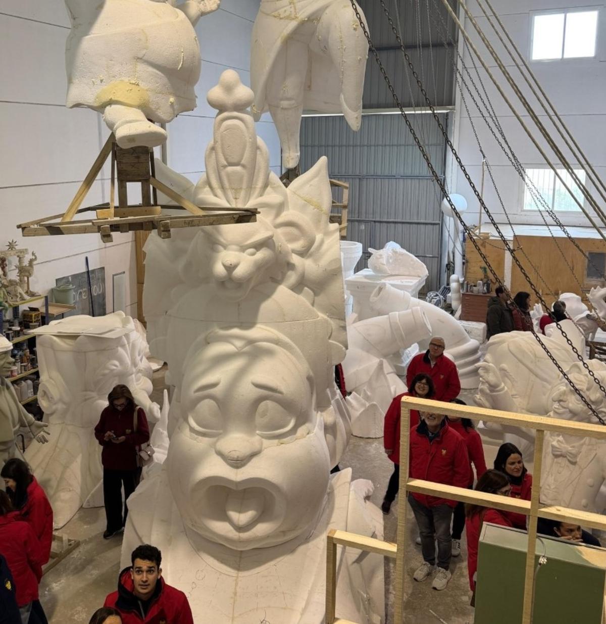 Pío XI-Fontanars toma cuerpo en el taller de Agustín Torralba