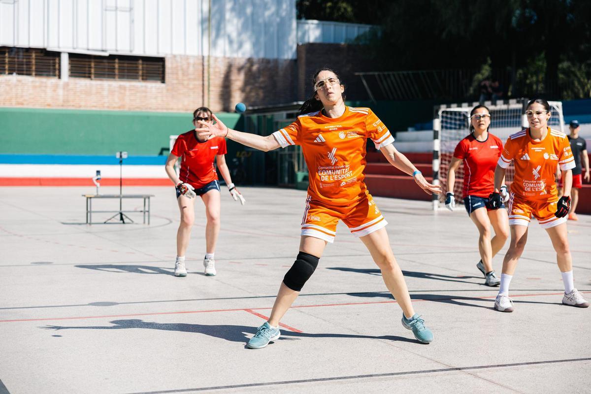 Victoria i la selecció femenina es penjaren el bronze en one wall.