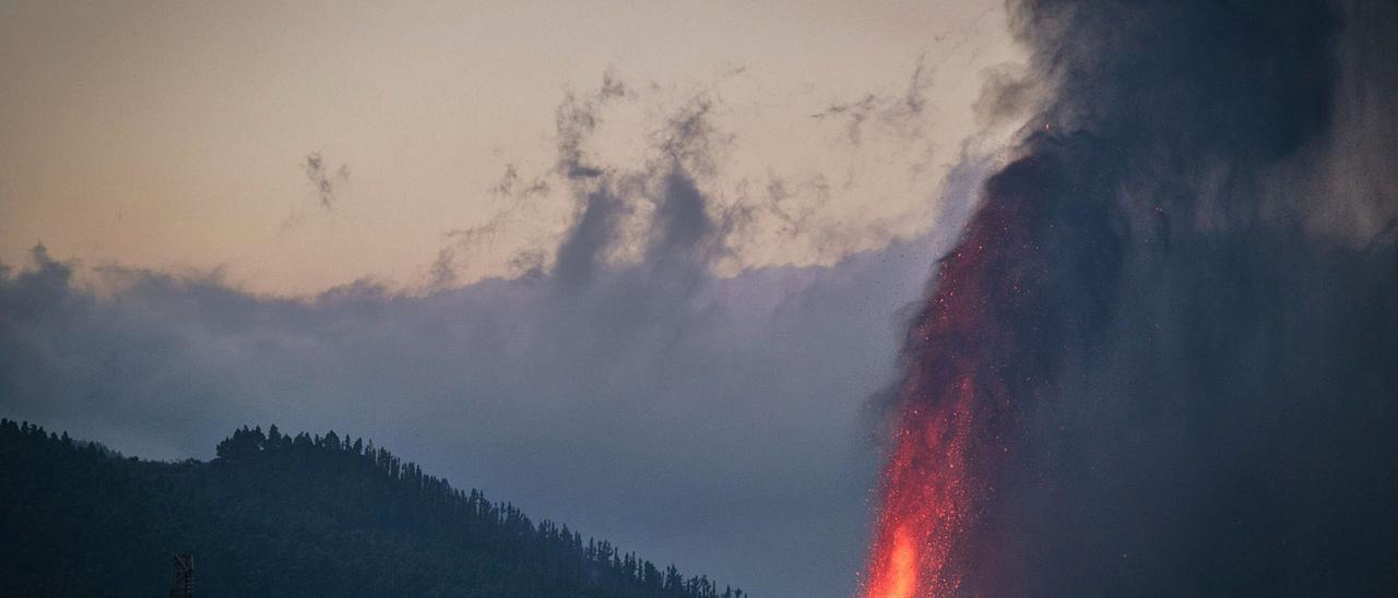 La boca principal del volcán de La Palma volvió a entrar anoche en erupción.