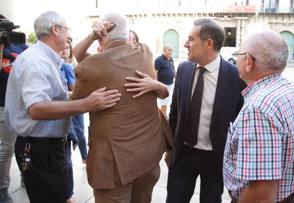 Gabriel Echávarri llega a la Audiencia de Alicante para ser juzgado por el fraccionamiento de contratos en Comercio