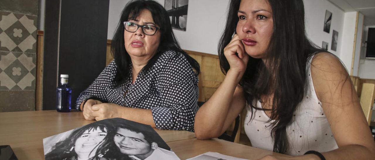 Silvia Vargas, la madre de Víctor, y Yoli, su hermana, muestran fotografías del joven.