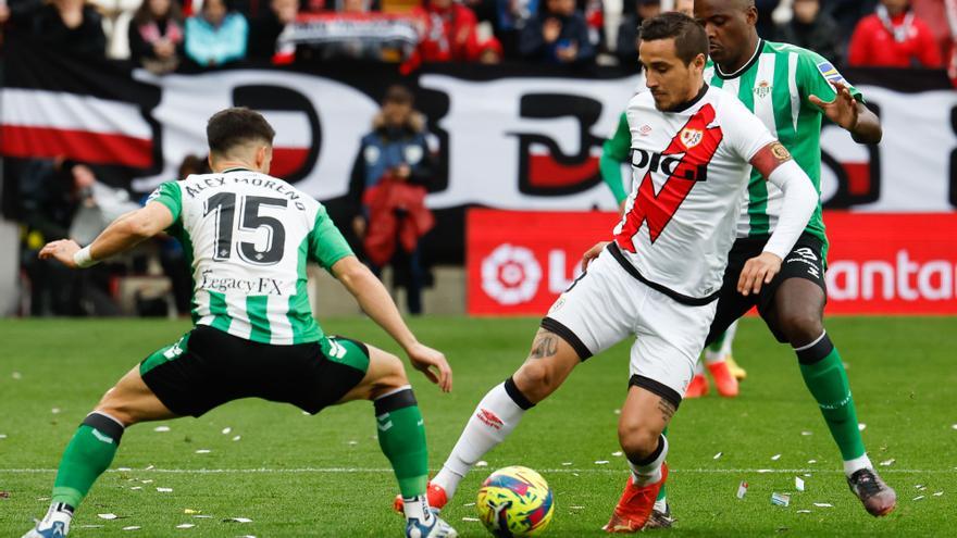 Resumen, goles y highlights del Rayo Vallecano 1 - 2 Betis de la jornada 16 de LaLiga Santander