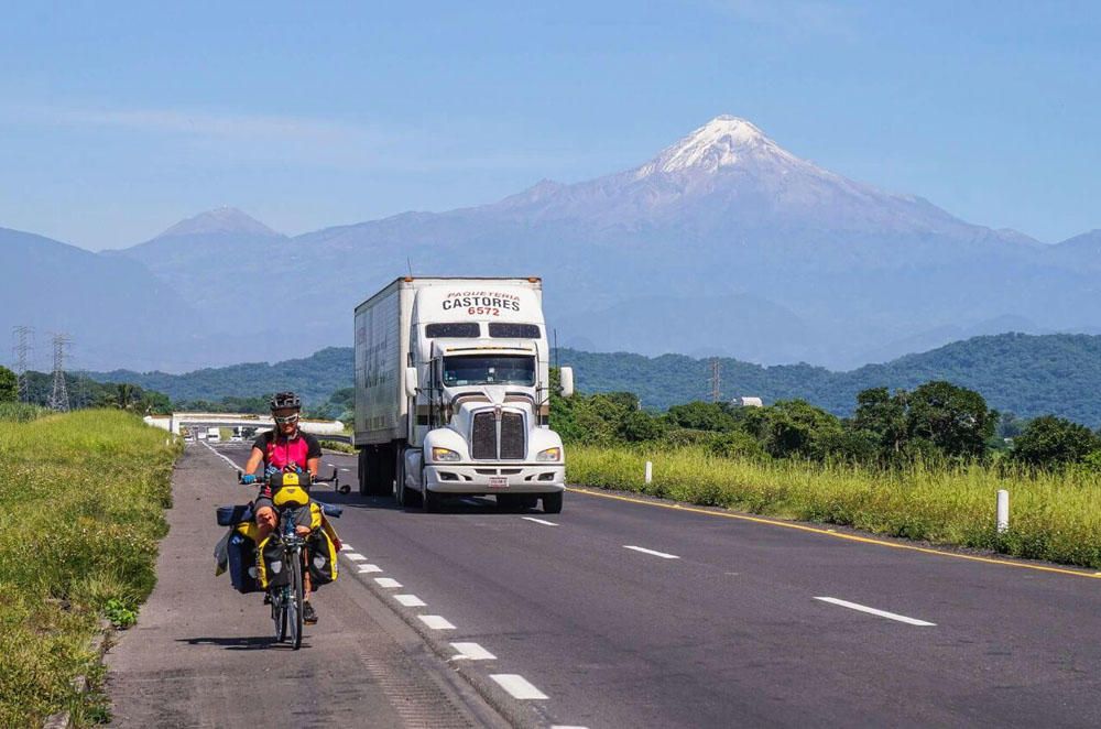 Cristina Espínola recorre 27 países sobre su bici
