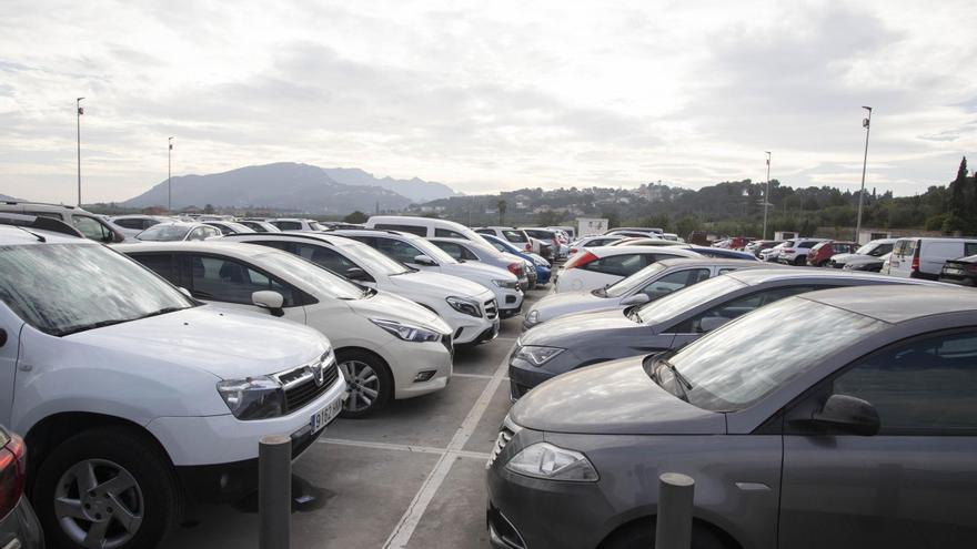 El Hospital de la Ribera busca fórmulas para ampliar el aparcamiento y el transporte público