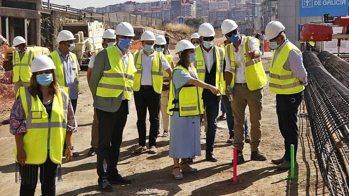 Ethel Vázquez, en el centro, durante una visita a las obras de la nueva estación de autobuses.