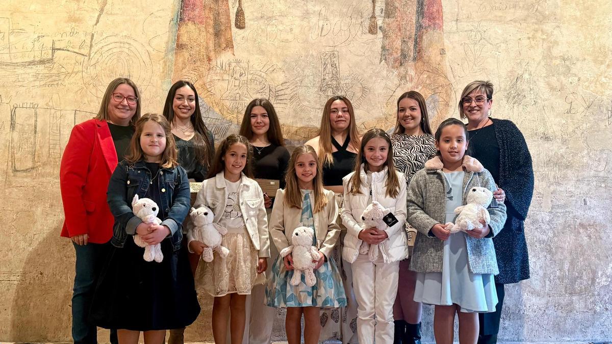 Las reinas y damas junto a las autoridades municipales.
