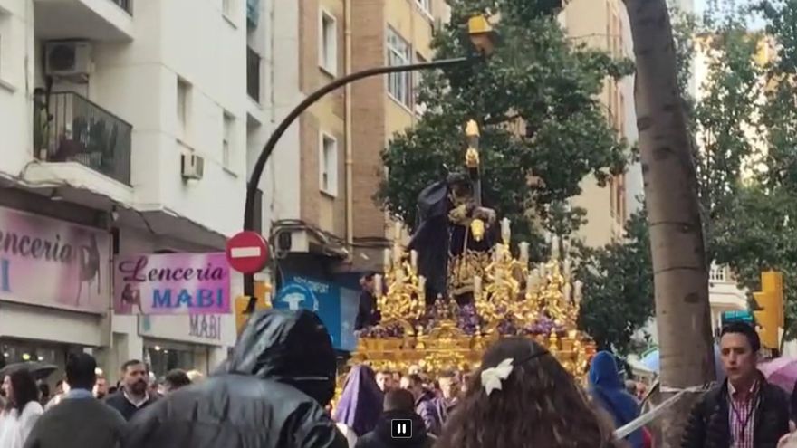 Un fuerte chaparrón sorprende a Nueva Esperanza en la calle Pelayo