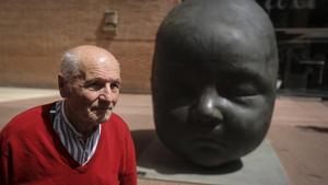 Antonio López, frente a la escultura de bronce ’Carmen dormida’.