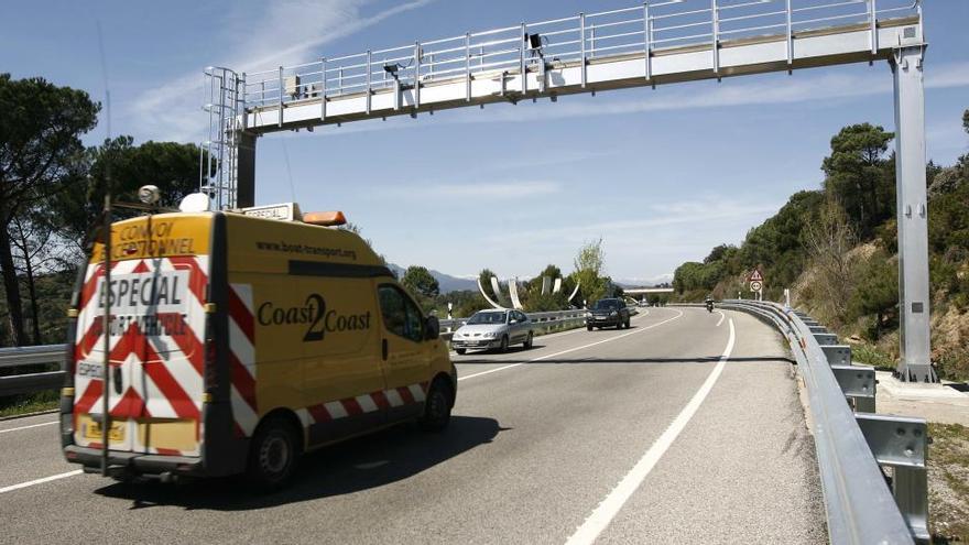 El radar per trams que hi ha a la variant de Girona, en una imatge d&#039;arxiu · Aniol Resclosa