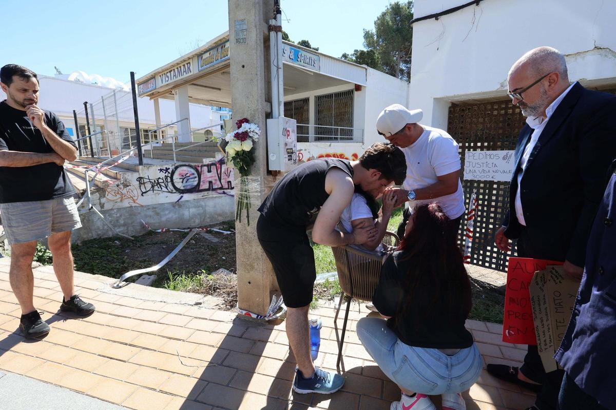 Homenaje al turista fallecido tras ser atropellado en Cala de Bou Homenaje al turista fallecido tras ser atropellado en Cala de Bou