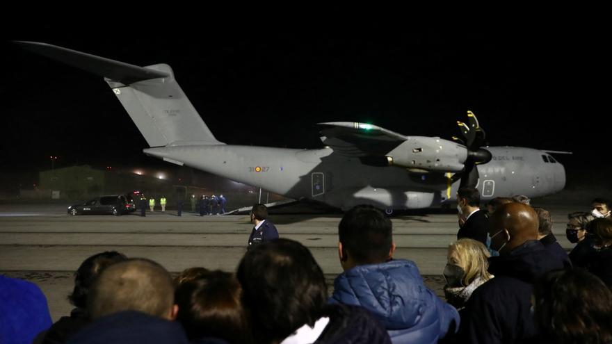 Llega a Galicia el avión que transportaba a los supervivientes y víctimas del pesquero gallego