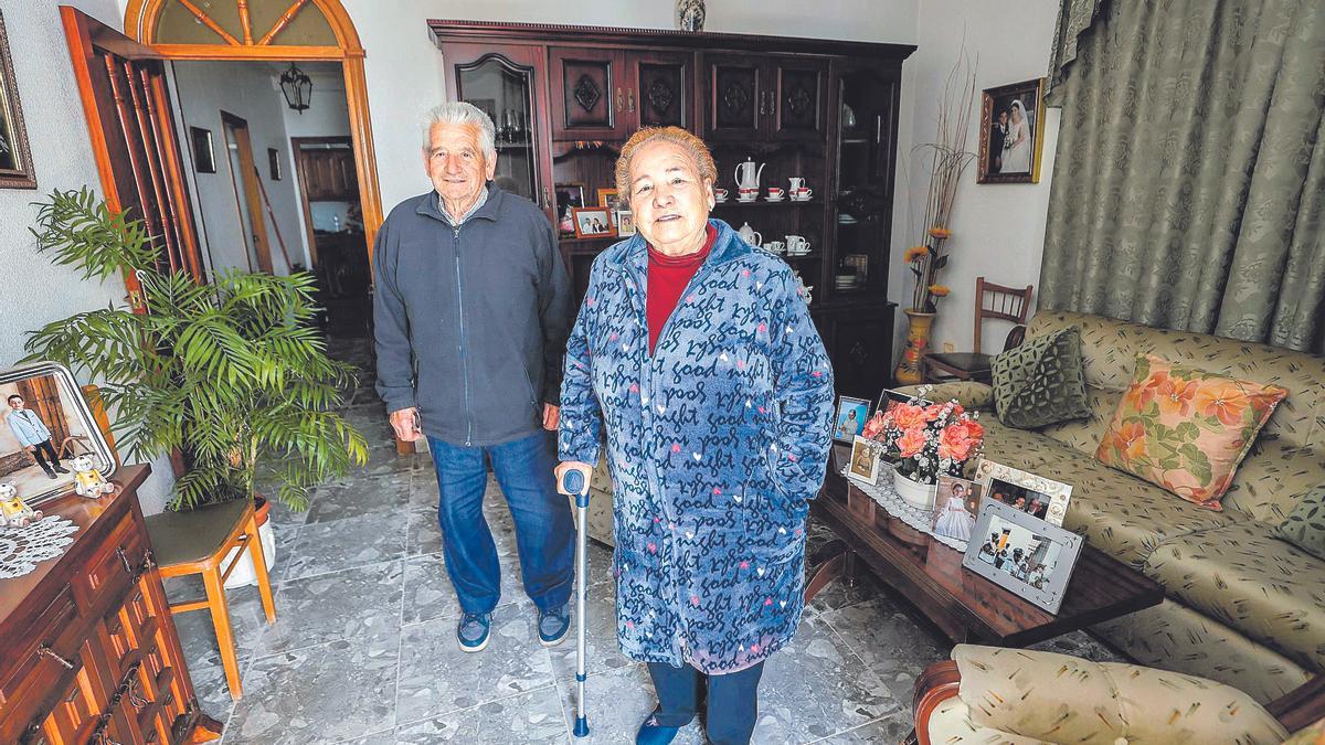 Manuela Chaves y Rufino Adame, en su casa de Jerez de los Caballeros, equipada con teleasistencia avanzada.