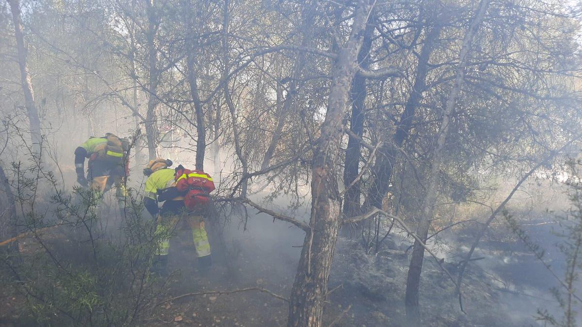 Los bomberos trabajan a contrarreloj para sofocar otros incendio en Náquera