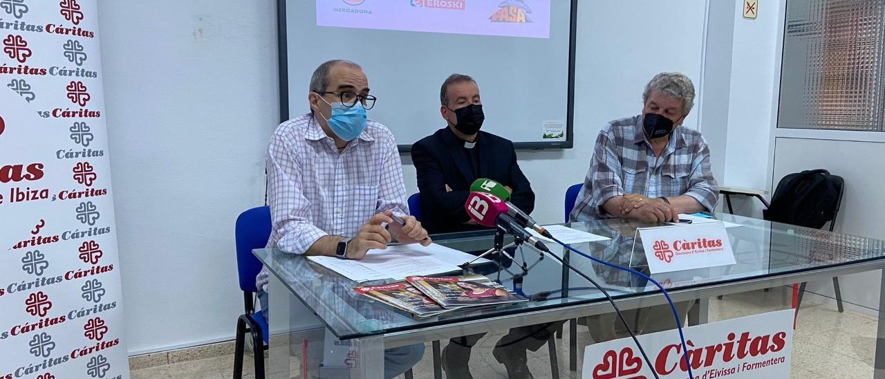 Gustavo Gómez, Vicente Ribas y Joan Marí durante la presentación de la Memoria, hoy en el Obispado