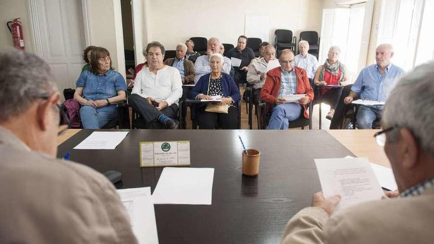 Asamblea general en la sede de la Federación Limiar en Ourense. // Brais Lorenzo