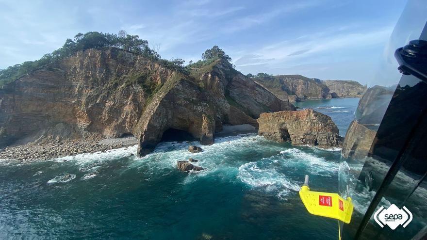 Rescatan a un hombre aislado en una cala de Cudillero tras pinchar y volcar su piragua