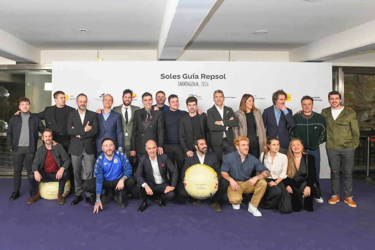 Miguel Vidal, abajo, posando en el photocall de la gala con el resto de cocineros de la Comunidad de Madrid