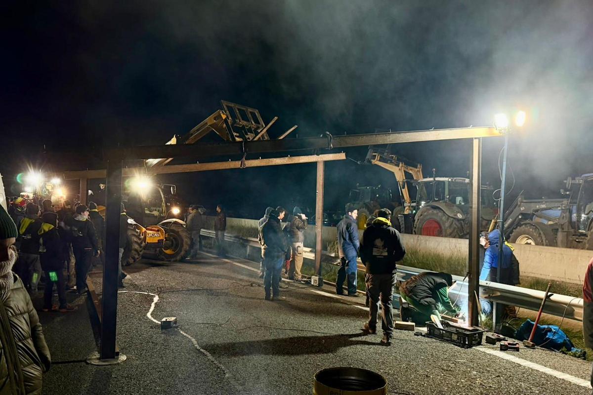 Les fotos del tall dels pagesos a l'AP-7 i l'N-II a l'Empordà