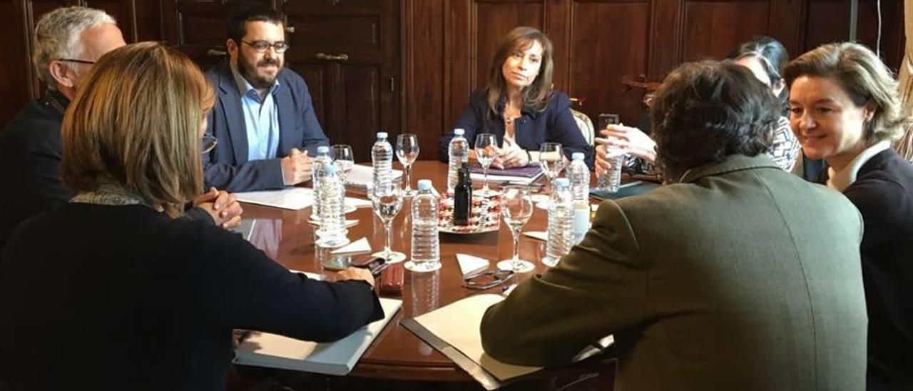 El conseller Vicenç Vidal ayer reunido con la ministra de Medio Ambiente, Isabel García Tejerina.