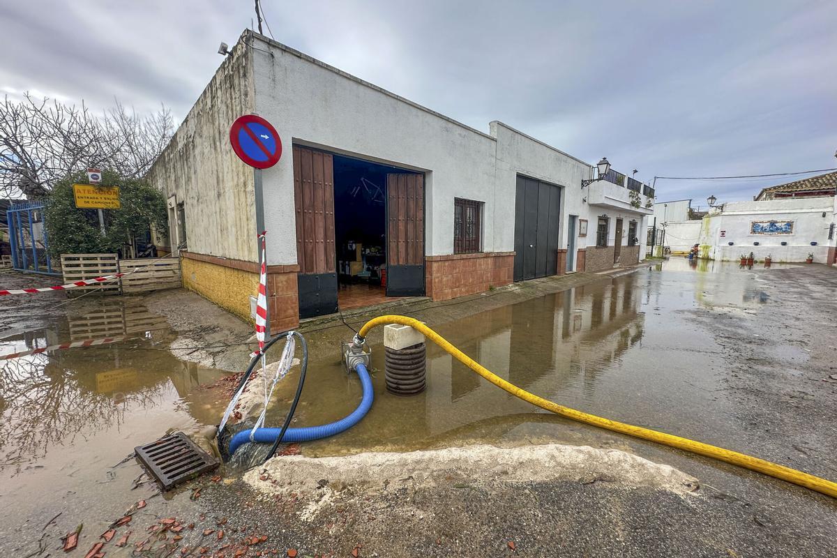 Estado en el que se encuentra la localidad de Lora del Río tras las lluvias de los últimos días. EFE/ David Arjona