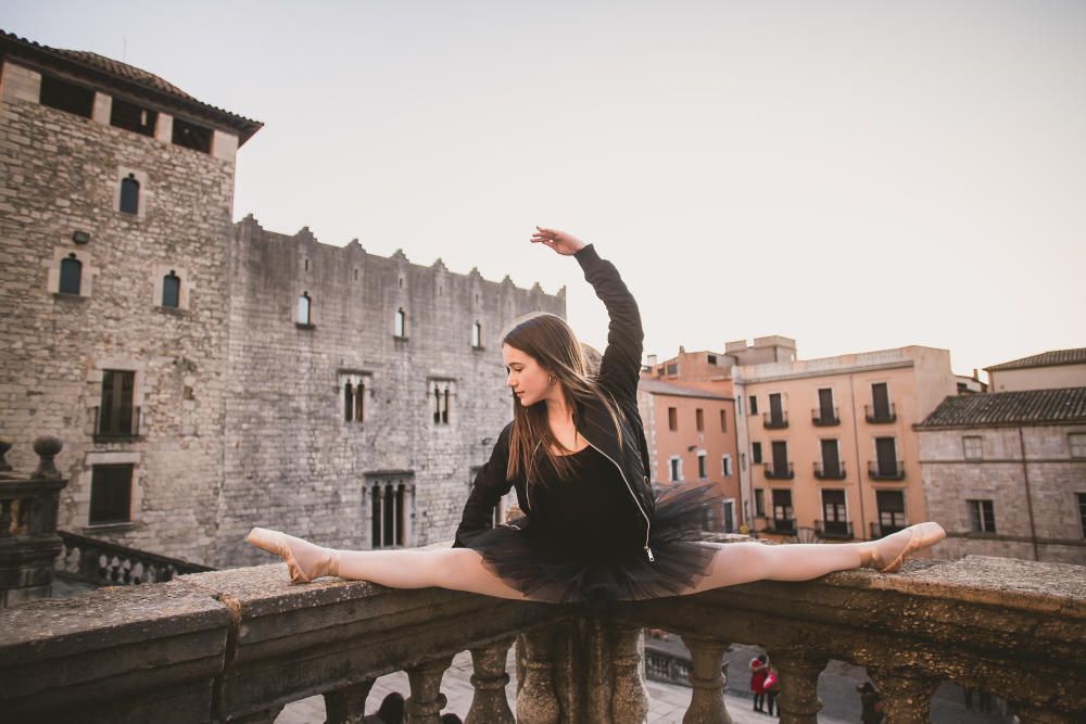 Maria Olivares a les escales de la Catedral