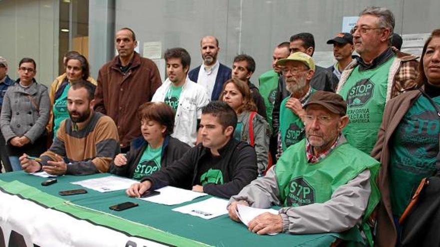 Activistes de la Plataforma d&#039;Afectades per la Hipoteca i el Capitalisme, ahir davant l&#039;empresa Fòrum