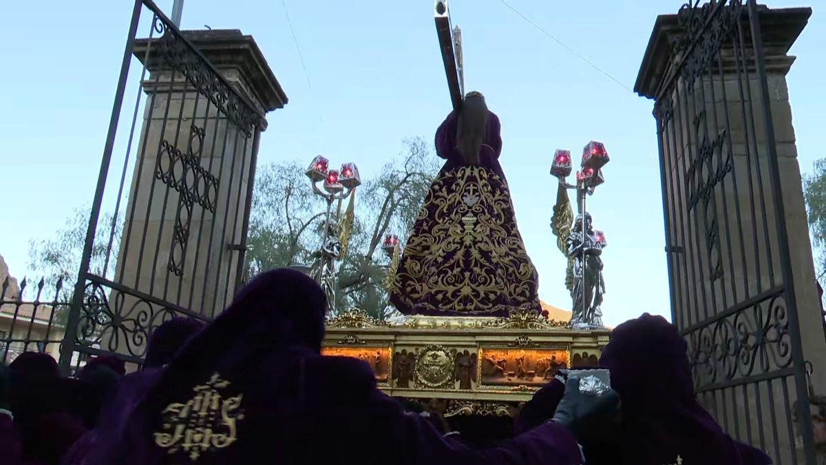 El patrón saliendo por la puerta del convento franciscano de Santa Ana