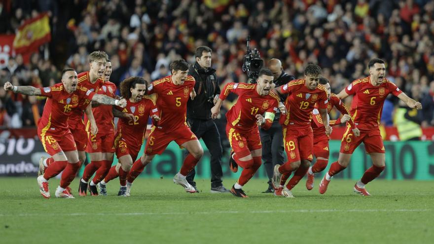 Los jugadores
de la selección
celebran el penalti
definitivo de Pedri.
| Efe