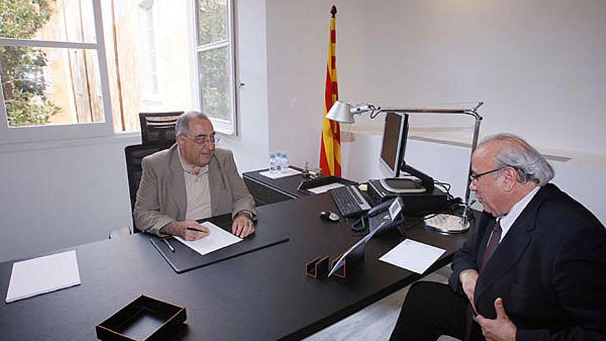 El conseller, Joaquim Nadal, i el director, Ramon Ceide al nou despatx.