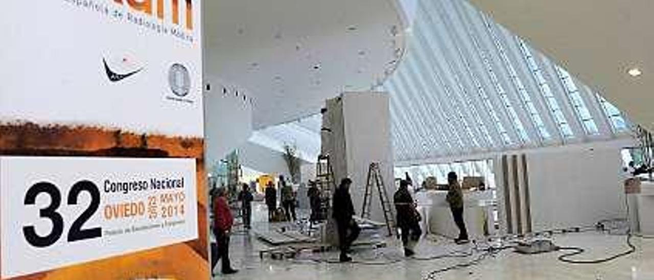 El montaje del simposio, ayer, en el Palacio de Congresos y Exposiciones de Buenavista.