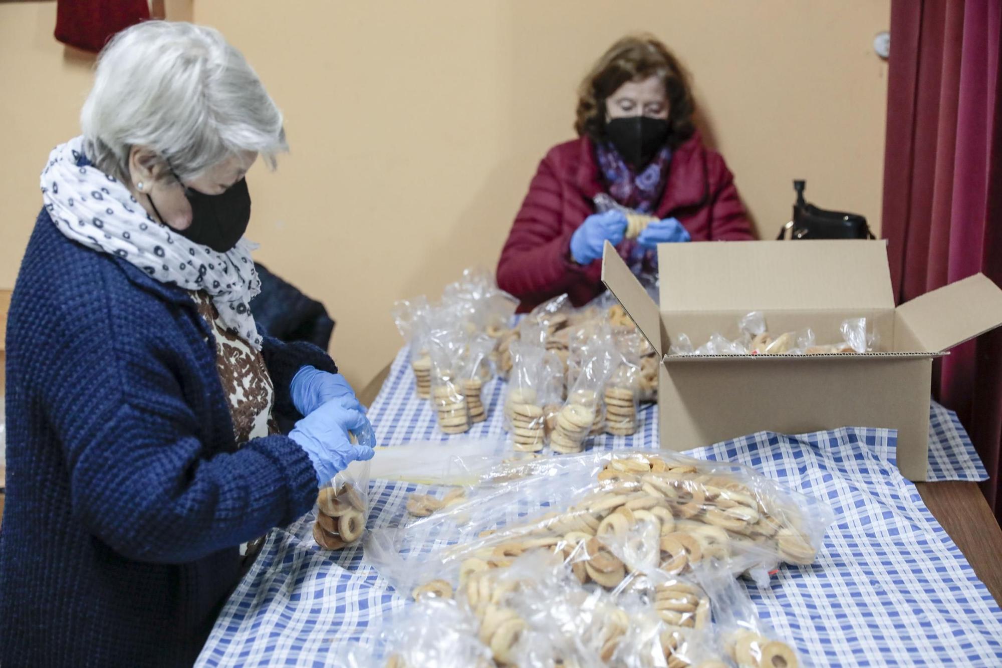 Los vecinos de Jove preparan sus rosquillas de San Blas