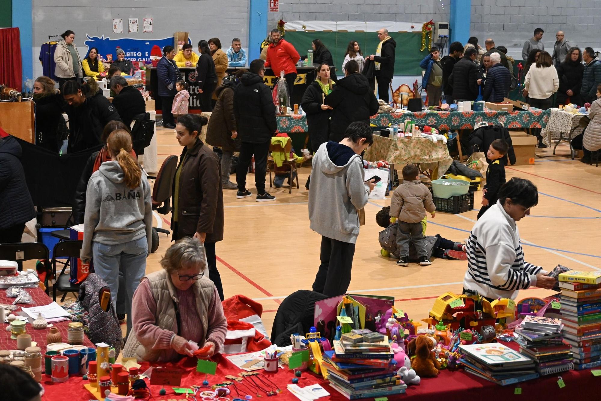 Niños y mayores disfrutaron del mercado navideño en A Baña.