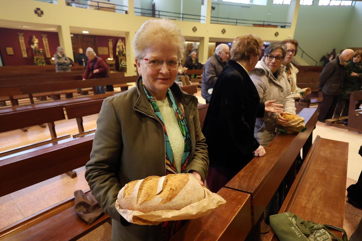 Devotos en la bendición que tuvo lugar en la iglesia de San José, en el barrio de Campolongo.