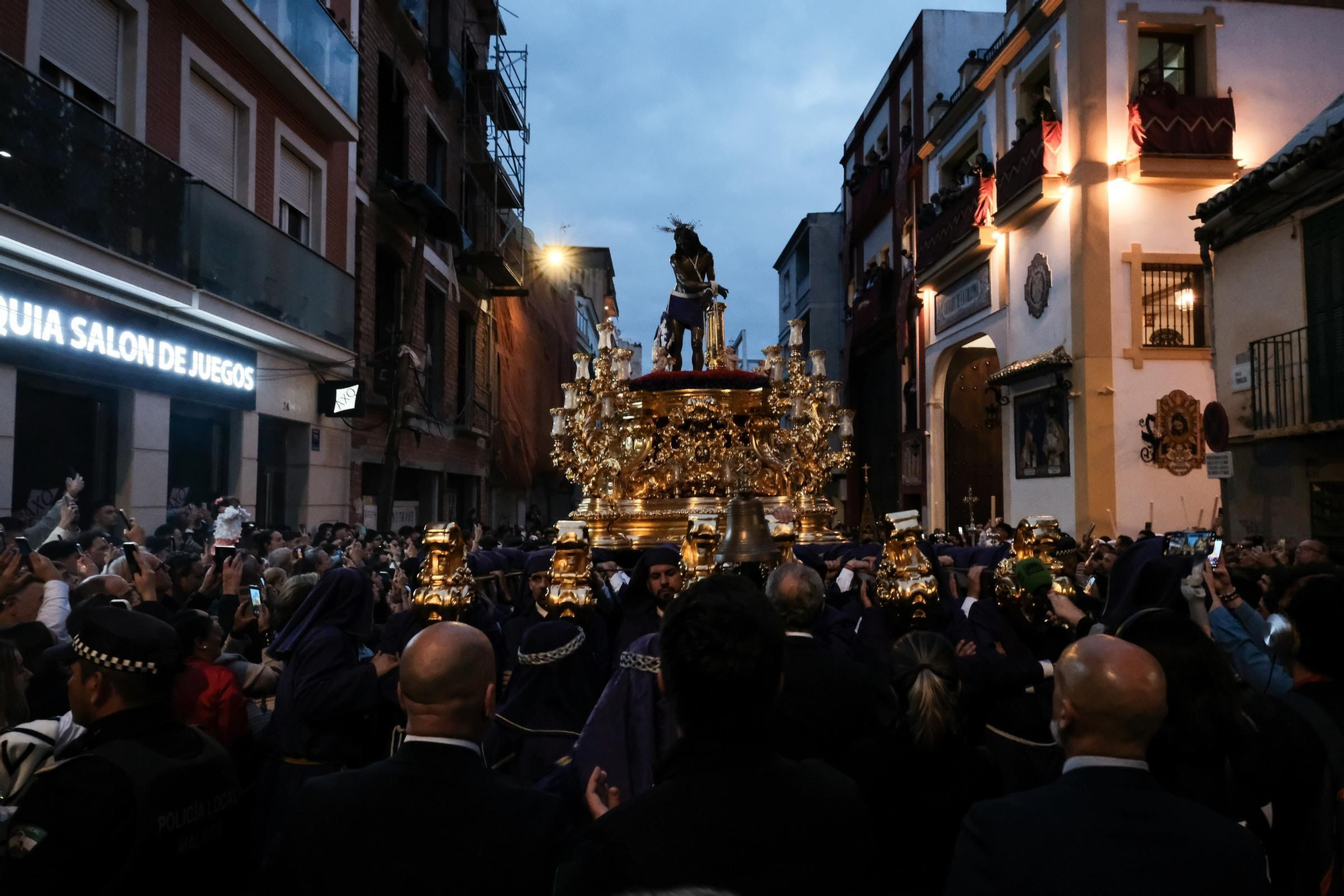 Gitanos retrasó su salida para esquivar la lluvia en este Lunes Santo.